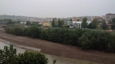 Benevento, Campania, İtalya - 5 Ekim 2021: Via Lungocalore di Svevia 'daki setin ormansızlaştırılması ve temizlenmesi sırasında Calore Nehri' nin genel görünümü