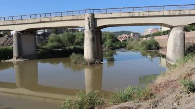 Benevento, Campania, İtalya - 22 Ağustos 2021: Via Lungocalore di Svevia 'daki setlerin ormansızlaştırılması ve temizlenmesi sırasında Calore Nehri' nin genel görünümü