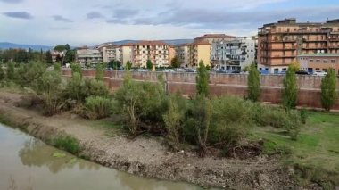 Benevento, Campania, İtalya - 11 Ekim 2021: Via Posillipo 'daki bitki örtüsünün ormansızlaştırılması ve temizlenmesi sırasında Calore Nehri' nin genel görünümü