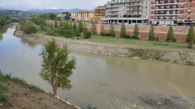 Benevento, Campania, İtalya - 11 Ekim 2021: Via Posillipo 'daki bitki örtüsünün ormansızlaştırılması ve temizlenmesi sırasında Calore Nehri' nin genel görünümü