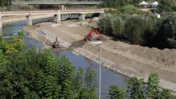 ベネヴェント カンパニア州 イタリア 2021年9月25日 LungocaloreマンフレディSveviaの掘削機でCalore川の左岸の植生の洗浄の加速フィルム — ストック動画