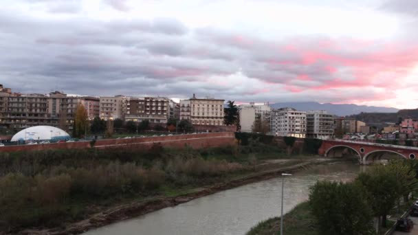 イタリア カンパニア州ベネヴェント 2021年12月20日 ルンゴカローレ マンフレディ スヴェビア川沿いから日没時に市内でタイムラプス映画 — ストック動画