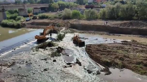2021年9月10日 意大利坎帕尼亚 贝内文托 卡洛雷河流域在森林砍伐和清理从隆哥卡洛尔大街 Lungocalore Manfredi Svevia 的植被路堤过程中的软泥 — 图库视频影像