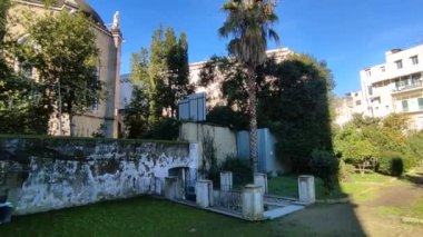 Napoli, Campania, İtalya - 30 Aralık 2021: 14. yüzyıl San Giovanni a Carbonara kilisesinin bitişiğindeki Kral Ladislao 'nun Parkı