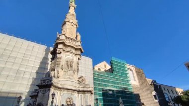 Napoli, Campania, İtalya - 30 Aralık 2021: Noel döneminde Piazza del Ges Nuovo 'ya Genel Bakış