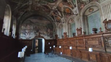 Napoli, Campania, İtalya - 30 Aralık 2021: 1651 'de Onifrio De Lione tarafından yapılan Eski Ahit freskleriyle Santi Severino e Sossio Kilisesi' nin içini gözden geçirme