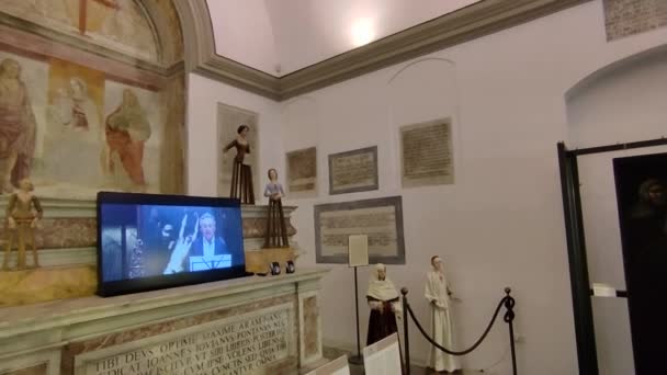 2021年12月30日 意大利那不勒斯 坎帕尼亚 15世纪庞塔诺教堂的内部概览 Pontano Chapel Dei Tribunali 展览Monne和Madonne 女性的身体和美德 — 图库视频影像