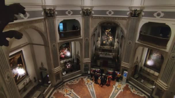 意大利那不勒斯 坎帕尼亚 2022年1月3日 17世纪皮奥蒙特德拉密塞里科迪亚教堂的内部概览 在主祭坛上 展示了卡拉瓦乔七件肉体慈悲作品的画布 — 图库视频影像