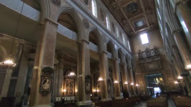 ナポリ カンパニア イタリア 20222年1月3日 中央の身廊からサンタ マリア アスンタ大聖堂またはサン ジェナロ大聖堂の概要 — ストック動画