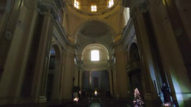 Napoli, Campania, İtalya - 3 Ocak 2022: 17. yüzyılın San Giorgio 'ya adanmış ve 19. yüzyılın sonunda yeniden yapılandırılmış olan kilisenin iç mekanı.