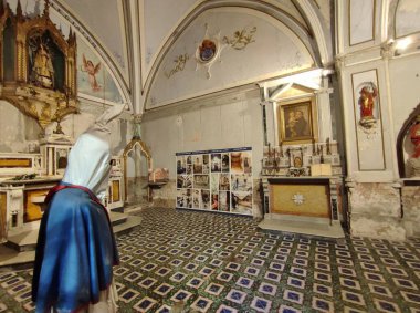 Napoli, Campania, İtalya - 3 Ocak 2022: 18. yüzyılda Barok tarzında yenilenmiş Santa Lucia 'ya adanmış küçük 14. Yüzyıl kilisesinin içi