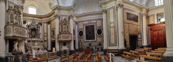 ナポリ カンパニア イタリア 2021年12月30日 メアリー専用17世紀の教会の内部のパノラマ写真 — ストック写真