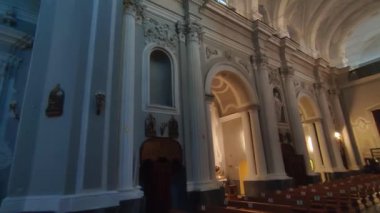 Napoli, Campania, İtalya - 19 Ocak 2022: 17. yüzyıl Santa Maria della Fede Kilisesi 'nin iç görünümü