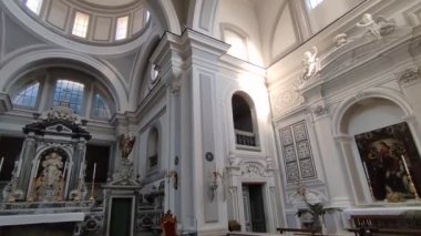 Napoli, Campania, İtalya - 19 Ocak 2022: Via Veterineria 'daki Santa Maria degli Angeli alle Croci 16. yüzyıl kilisesinin iç görünümü