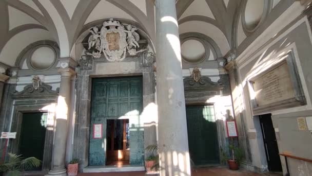 Neapel, Kampanien, Italien - 19. Januar 2022: Übersicht des Eingangsportals der Kirche Santa Maria degli Angeli alle Croci aus dem 16. Jahrhundert in der Via Veterinaria