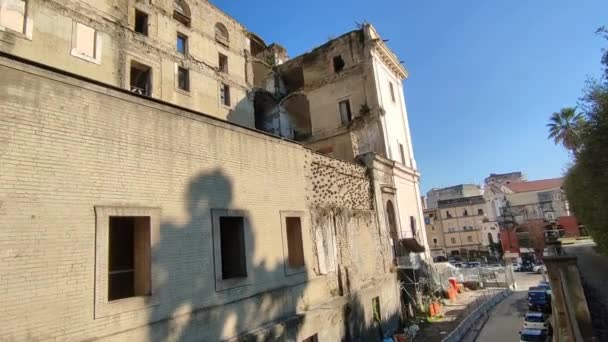 Napoli - Panoramica della facciata laterale dell'Albergo dei Poveri dall'Orto Botanico — Stok video