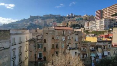 Napoli, Campania, İtalya - 17 Ocak 2022: Merdiven ve asansörle bağlanan Ventaglieri Parkı 'ndan Montesanto' nun alt bölgesini Tarsia 'nın üst kısmına bağlayan genel bakış