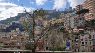 Napoli, Campania, İtalya - 17 Ocak 2022: Merdiven ve asansörle bağlanan Ventaglieri Parkı 'ndan Montesanto' nun alt bölgesini Tarsia 'nın üst kısmına bağlayan genel bakış