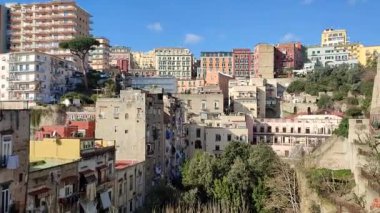 Napoli, Campania, İtalya - 17 Ocak 2022: Merdiven ve asansörle bağlanan Ventaglieri Parkı 'ndan Montesanto' nun alt bölgesini Tarsia 'nın üst kısmına bağlayan genel bakış