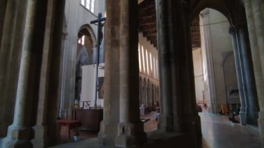 Napoli, Campania, İtalya - 17 Ocak 2022: Angevins tarafından 13. yüzyılda kurulan San Domenico Maggiore Bazilikası içinde gözden geçirme
