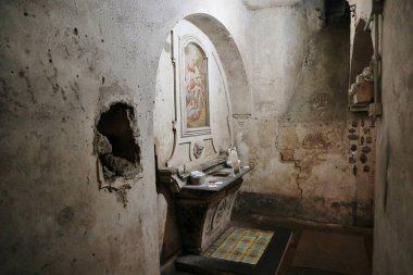 Napoli, Campania, İtalya - 17 Ocak 2022: Kulaklı Kurukafa 'nın bulunduğu Santa Luciella ai Librai' nin 14. yüzyıldan kalma küçük kilisesinin mahzeni