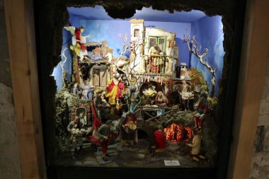 Napoli, Campania, İtalya - 17 Ocak 2022 Santa Luciella ai Librai 'nin küçük 14. yüzyıl kilisesinde Napoli sanatsal doğum sahnesi