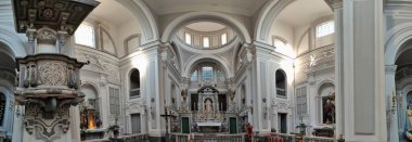 Napoli, Campania, İtalya - 19 Ocak 2022: Via Veterineria 'daki 16. yüzyıl Santa Maria degli Angeli alle Croci Kilisesi' nin panoramik fotoğrafı