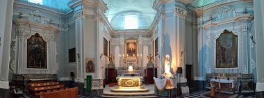 Napoli, Campania, İtalya - 19 Ocak 2022: Santa Maria della Fede 'nin 17. yüzyıl iç kilisesinin panoramik fotoğrafı