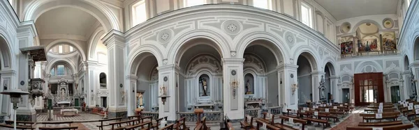 Napoli, Campania, İtalya - 19 Ocak 2022: Via Veterineria 'daki 16. yüzyıl Santa Maria degli Angeli alle Croci Kilisesi' nin panoramik fotoğrafı