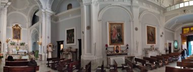 Napoli, Campania, İtalya - 17 Ocak 2022: Santa Maria Maddalena de 'Pazzi in Via Salvator Rosa Kilisesi' nin 17. yüzyıl iç mekanının panoramik fotoğrafı