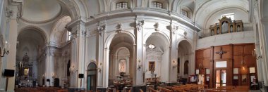 Napoli, Campania, İtalya - 17 Ocak 2022: Santa Maria di Montesanto 'nun 17. yüzyıl kilisesinin panoramik fotoğrafı, veya Santa Maria del Carmelo, Piazza Montesanto