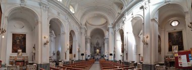 Napoli, Campania, İtalya - 17 Ocak 2022: Santa Maria di Montesanto 'nun 17. yüzyıl kilisesinin panoramik fotoğrafı, veya Santa Maria del Carmelo, Piazza Montesanto