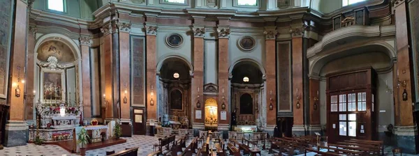 ナポリ カンパニア イタリア 2022年1月17日 ダンテのサンタ マリア カラヴァッジョ教会の17世紀の内部のパノラマ写真 — ストック写真