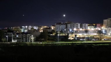 Benevento, Campania, İtalya - 29 Ocak 2022: Hilal ayının hızlandırılmış filmi şafak vakti Via Lungocalore Manfredi di di Svevia 'dan