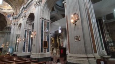 Napoli, Campania, İtalya - 4 Şubat 2022: Pizzofalcone 'da Santa Maria degli Angeli' nin 17. yüzyıl Bazilikası 'nın iç mekanı