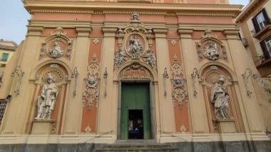 Napoli, Campania, İtalya - 4 Şubat 2022: Via dei Mille 'deki 17. yüzyıl Santa Teresa Kilisesi' nin cephesi