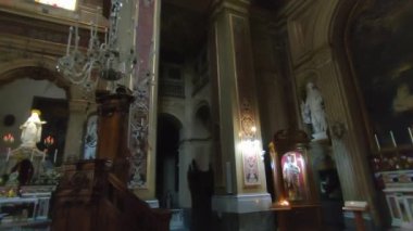 Napoli, Campania, İtalya - 4 Şubat 2022: 17. yüzyıl Santa Teresa Kilisesi 'nin iç mekanı