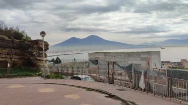 Napoli, Campania, İtalya - 26 Ocak 2021: Licinio Lucullo Villa 'sının Roma harabelerinin bulunduğu Monte Echia Belvedere' den Genel Bakış