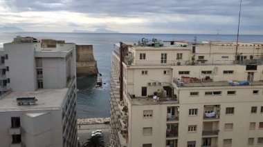 Napoli, Campania, İtalya - 4 Şubat 2022: Echia Dağı 'ndaki Rampa Pizzofalcone' den Napoli Körfezi 'ne Genel Bakış