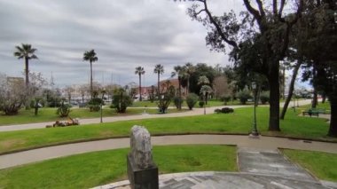 Napoli, Campania, İtalya - 4 Şubat 2022: Via Acton 'daki Molosigno Bahçeleri' nden Palazzo Reale 'nin yan cephesi