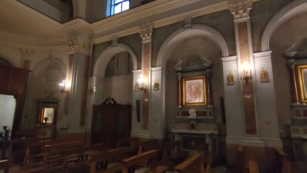 ナポリ カンパニア イタリア 2022年2月4日 第二次世界大戦の爆撃後に新古典主義様式で再建されたサンタ ルシア大聖堂の内部の概要 — ストック動画