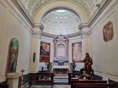 Procida, Campania, İtalya - 30 Eylül 2021: 18. yüzyıl San Leonardo kilisesi 16. yüzyılda kuruldu