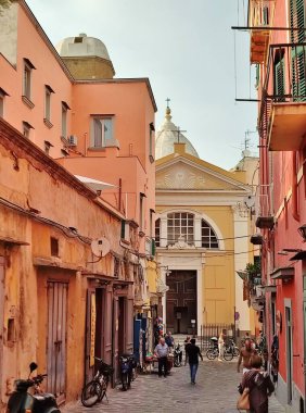Procida, Campania, İtalya - 30 Eylül 2021: Onsekizinci yüzyıl San Leonardo kilisesi, Via Principe Umberto 'dan 16. yüzyıl şapeli üzerine kuruldu.