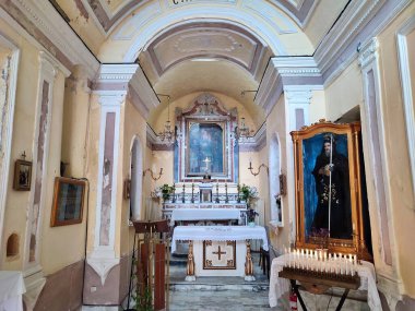 Procida, Campania, İtalya - 2 Ekim 2021: Marina di Corricella 'da San Rocco' nun 16. yüzyıldan kalma küçük kilisesinin içi