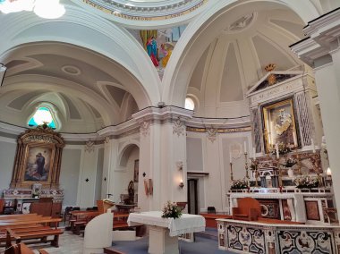 Procida, Campania, İtalya - 30 Eylül 2021: Piazza dei Martiri 'deki Santa Maria delle Grazie 17. yüzyıl kilisesinin içi