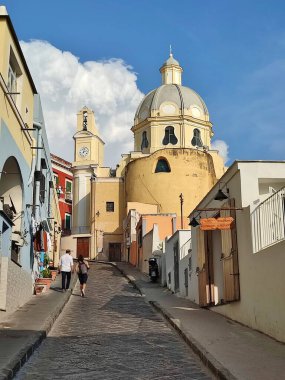 Procida, Campania, İtalya - 30 Eylül 2021 Santa Maria delle Grazie Kilisesi Piazza dei Martiri