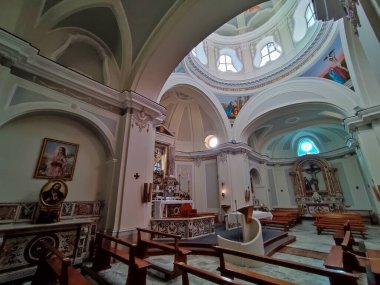 Procida, Campania, İtalya - 30 Eylül 2021: Piazza dei Martiri 'deki Santa Maria delle Grazie 17. yüzyıl kilisesinin içi