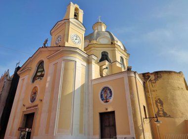 Procida, Campania, İtalya - 30 Eylül 2021 Santa Maria delle Grazie Kilisesi Piazza dei Martiri