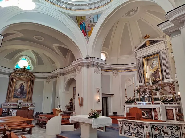 Procida, Campania, İtalya - 30 Eylül 2021: Piazza dei Martiri 'deki Santa Maria delle Grazie 17. yüzyıl kilisesinin içi
