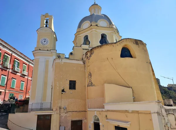 Procida, Campania, İtalya - 1 Ekim 2021: 17. yüzyıl Santa Maria delle Grazie Kilisesi Piazza dei Martiri